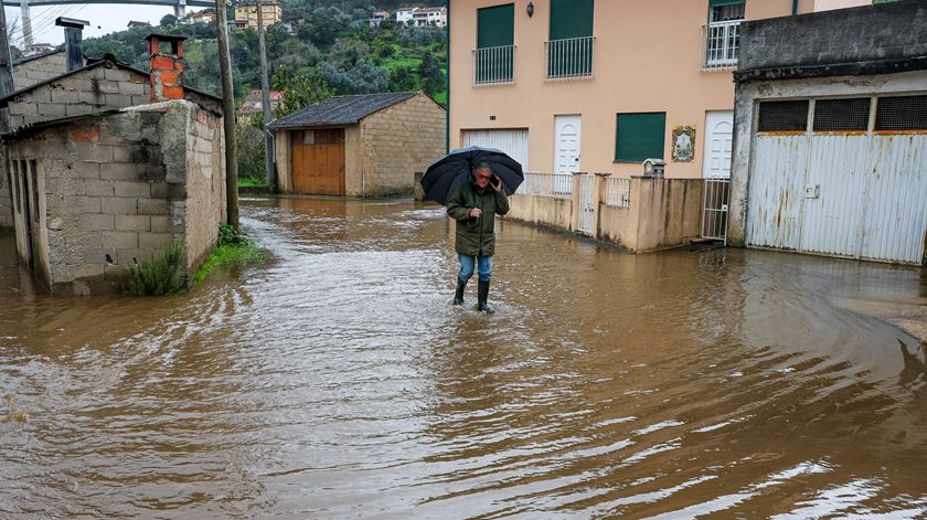 Subida da água do Rio Ceira devido à chuva provocada pela depressão Hermínia provocou inundações em Cabouco, Coimbra. Fotos: Paulo Novais/Lusa