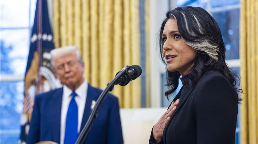 Tulsi Gabbard, chefe das secretas, deixa Administração Trump