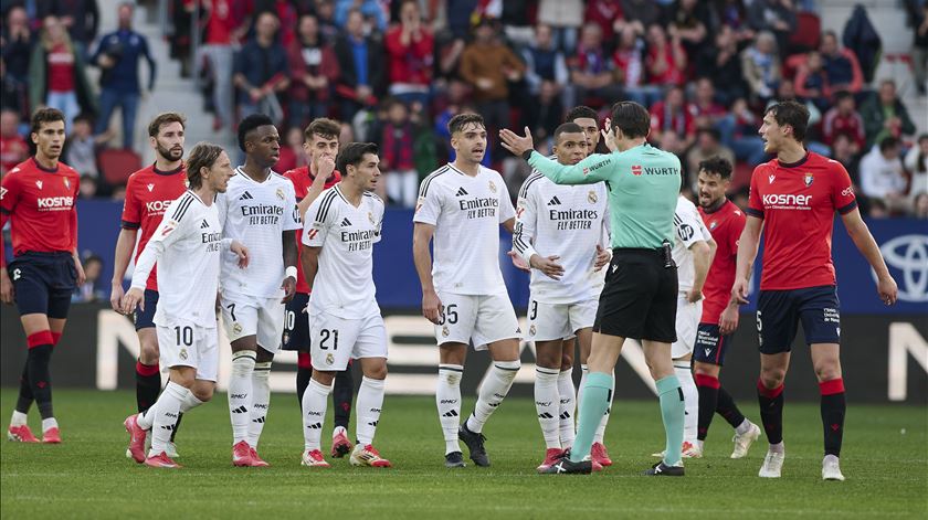 Árbitro que expulsou Bellingham sob investigação. "Fecho-me o dia todo em casa. Que futebol estamos a criar?"