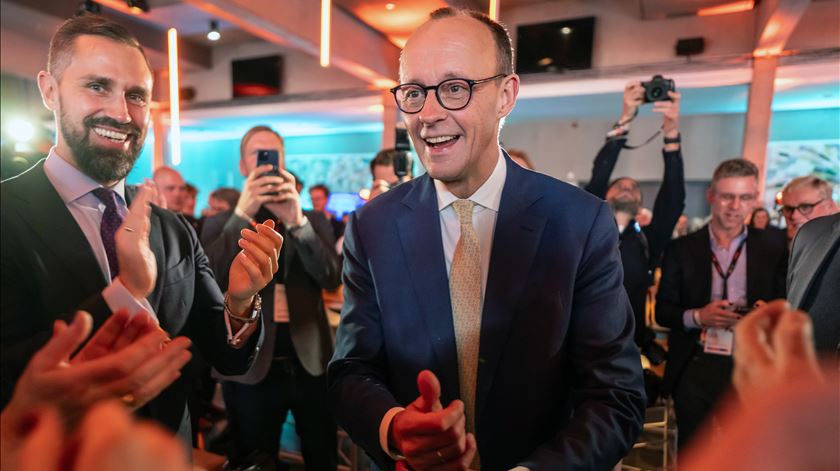 Um "dia histórico" para Merz. Mas quem governará a Alemanha?