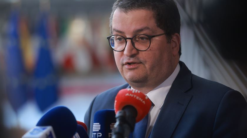 Ministro das Finanças diz que não haverá défice em 2026? "Projetamos excedentes para os próximos anos"