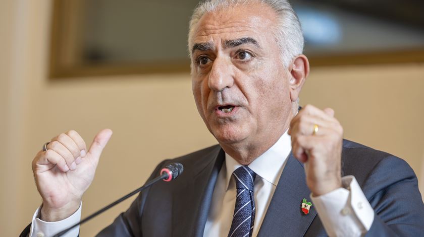 O herdeiro do xá deposto que quer participar no "renascimento" do Irão. Quem é Reza Pahlavi?