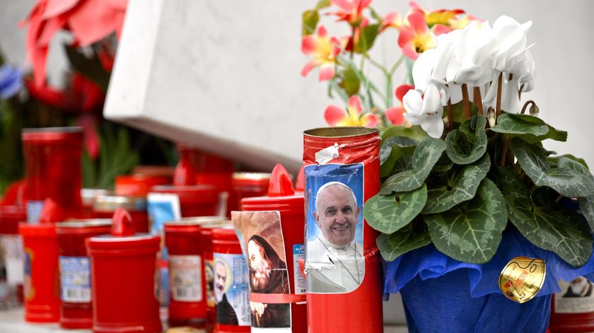 Francisco está hospitalizado na Clínica Gemelli, em Roma. Foto: Alessandro Di Meo/EPA