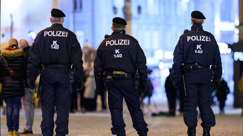 Áustria decreta três dias de luto após ataque numa escola que provocou dez mortos