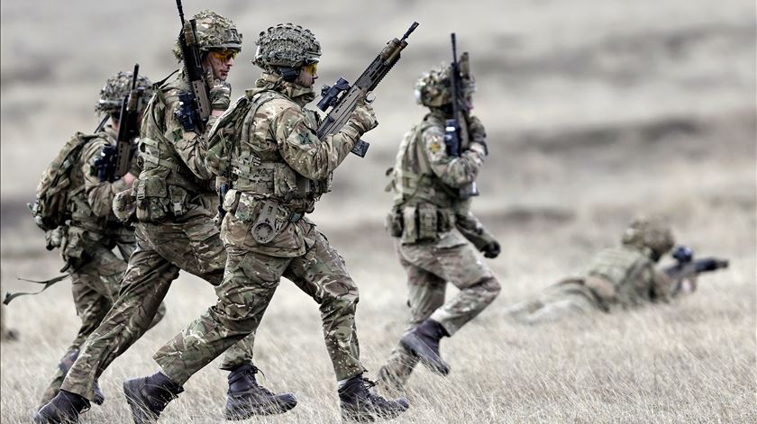  Imagem de exercícios militares. Foto: Robert Ghement/EPA