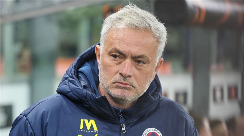 Mourinho dá a volta e Fenerbahçe fica à espera do Benfica