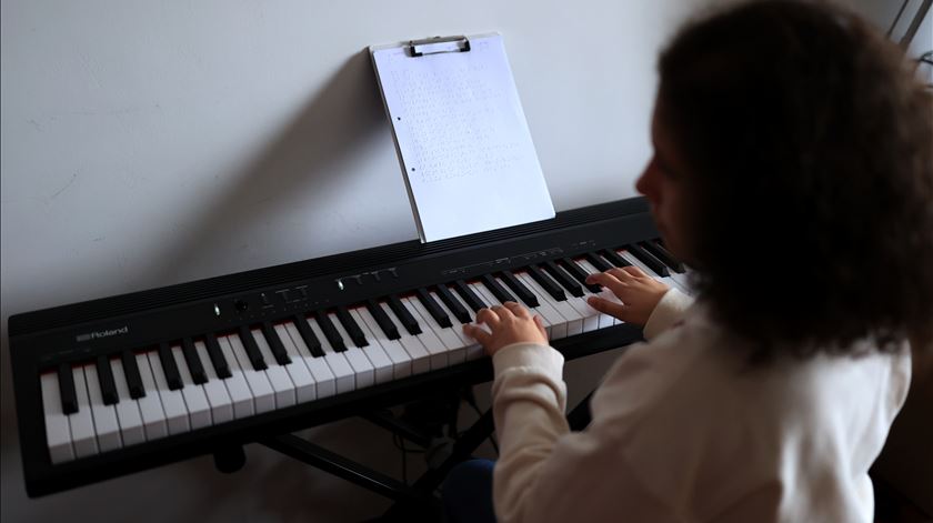 Mariana é cega, toca piano, anda de bicicleta e sorri à procura da normalidade