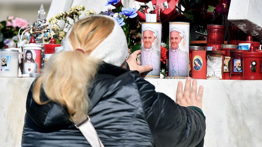 Francisco está hospitalizado na Clínica Gemelli, em Roma. Foto: Fabio Cimaglia/EPA