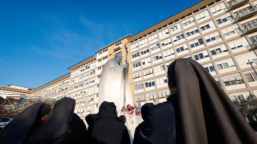 Francisco está hospitalizado na Clínica Gemelli, em Roma. Foto: Giuseppe Lami/EPA