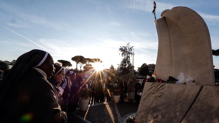 Arcebispo Fisichella. “Sentimos o Papa Francisco perto de nós”