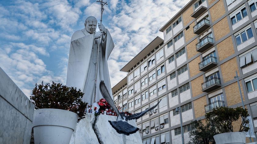 Francisco está hospitalizado na Clínica Gemelli, em Roma. Foto: Giuseppe Lami/EPA