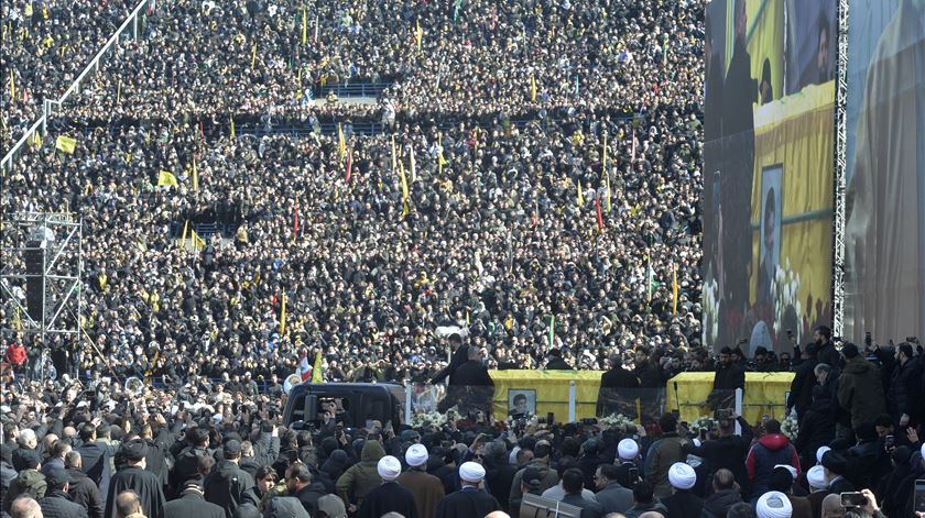 Milhares de pessoas no funeral de Hassan Nasrallah ex-líder do Hezbollah. Foto: Wael Hamzeh/EPA