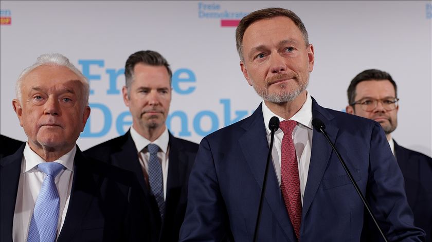 Líder dos liberais alemães anuncia retirada da política