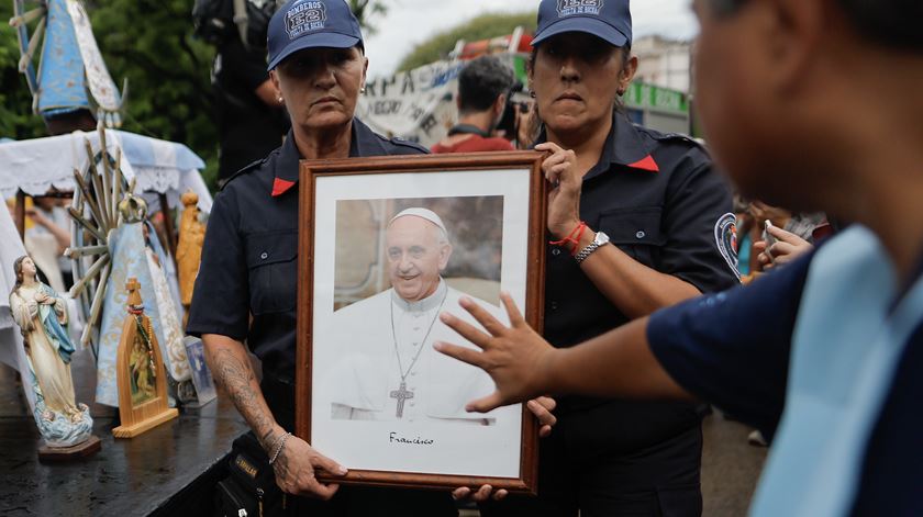 Milhares de fiéis reuniram-se em Buenos Aires numa corrente popular otimista quanto à recuperação do Papa Francisco. Foto: Juan Ignacio Roncoroni/EPA