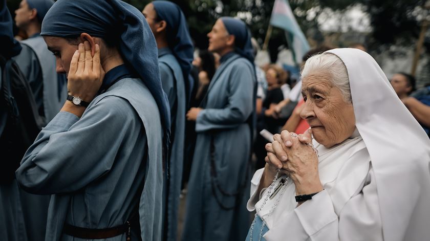 Milhares de fiéis reuniram-se em Buenos Aires numa corrente popular otimista quanto à recuperação do Papa Francisco. Foto: Juan Ignacio Roncoroni/EPA