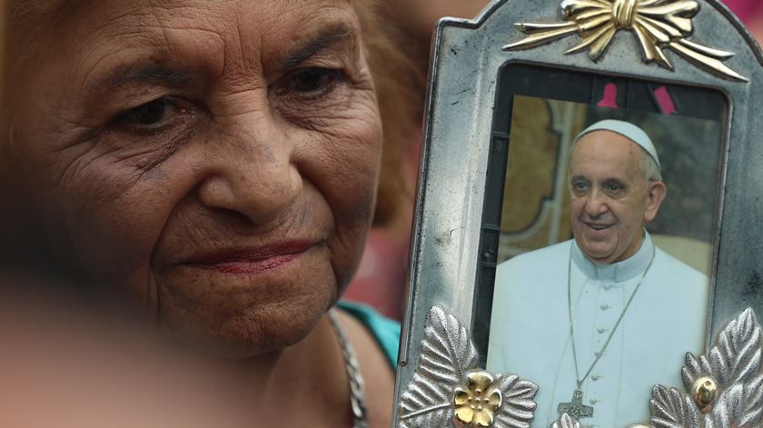 Milhares de fiéis reuniram-se em Buenos Aires numa corrente popular otimista quanto à recuperação do Papa Francisco. Foto: Juan Ignacio Roncoroni/EPA