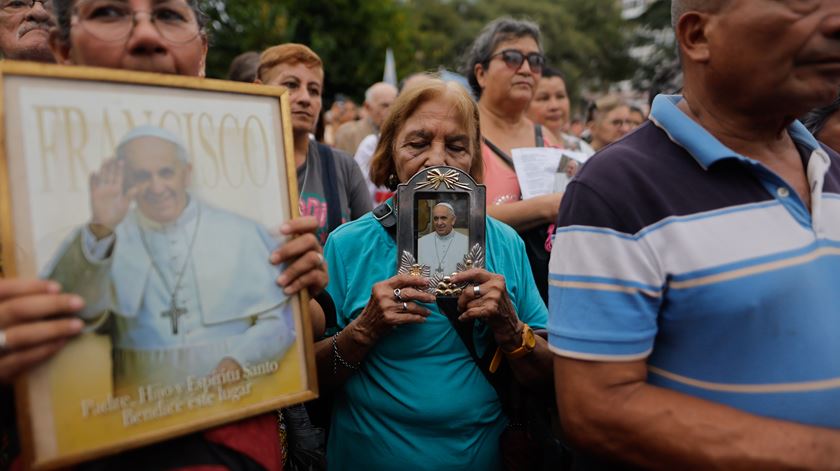 Milhares de fiéis reuniram-se em Buenos Aires numa corrente popular otimista quanto à recuperação do Papa Francisco. Foto: Juan Ignacio Roncoroni/EPA