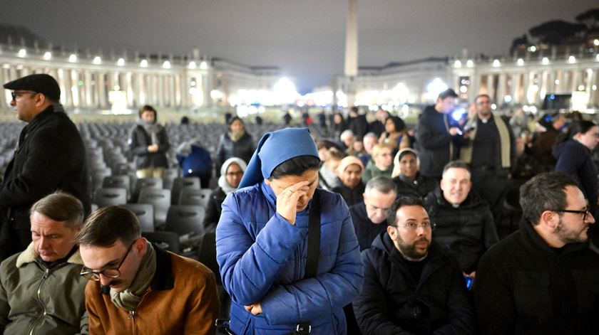 "Agora é a nossa vez de rezar por ele". Fiéis juntam-se no Vaticano em oração pelo Papa "Agora é a nossa vez de rezar por ele". Fiéis juntam-se no Vaticano em oração pelo Papa