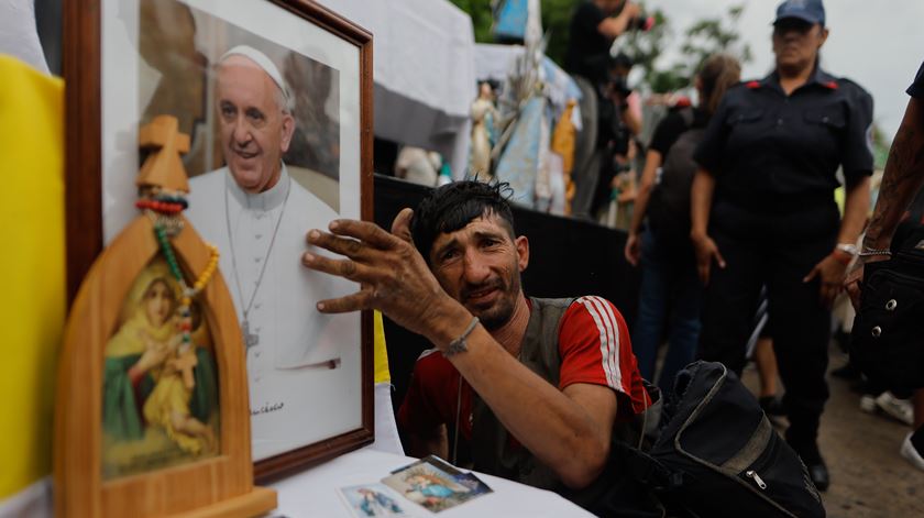 Milhares de fiéis reuniram-se em Buenos Aires numa corrente popular otimista quanto à recuperação do Papa Francisco. Foto: Juan Ignacio Roncoroni/EPA