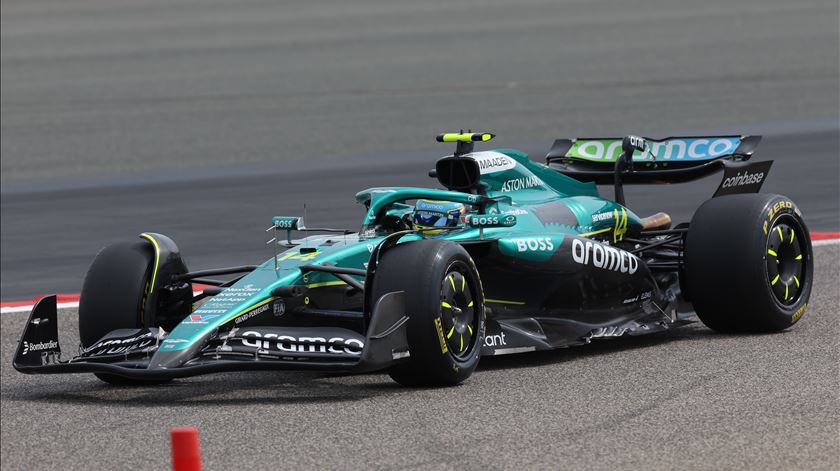 Aston Martin AMR25, o carro de Fernando Alonso (na imagem) e Lance Stroll em 2025. Foto: Ali Haider/EPA