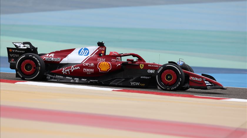 Ferrari SF-25, o carro de 2025 da Scuderia, com Charles Leclerc (na imagem) e Lewis Hamilton. Foto: Ali Haider/EPA