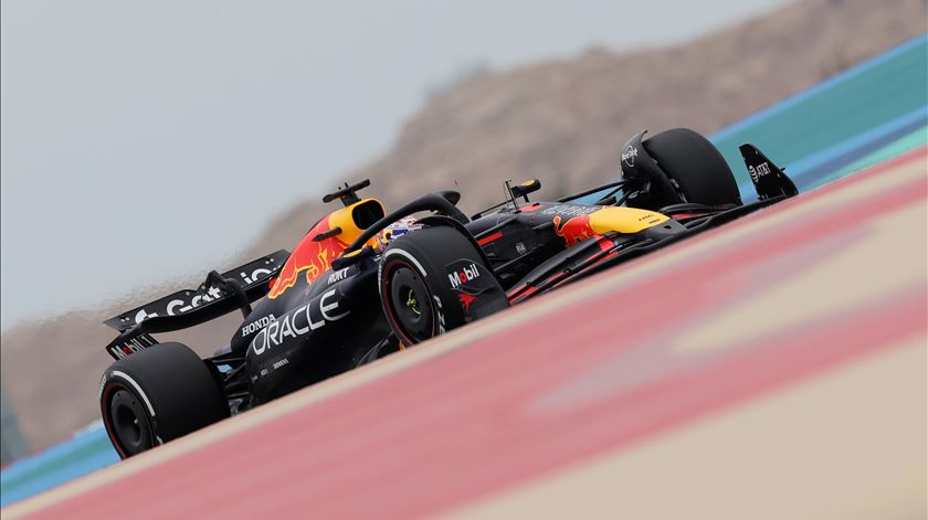 Red Bull RB21, carro de 2025 de Max Verstappen (na imagem), tetracampeão em título, e Liam Lawson. Foto: Ali Haider/EPA
