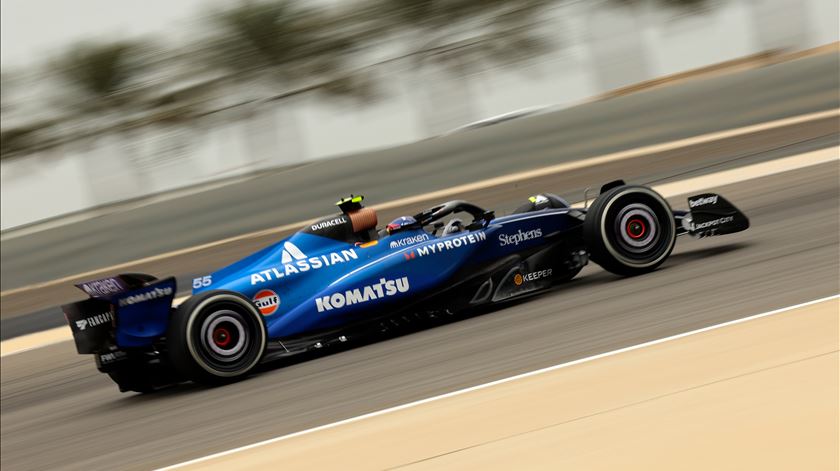 Williams FW47, o carro de 2025 de  Carlos Sainz Jr (na imagem) e Alexander Albon. Foto: Ali Haider/EPA