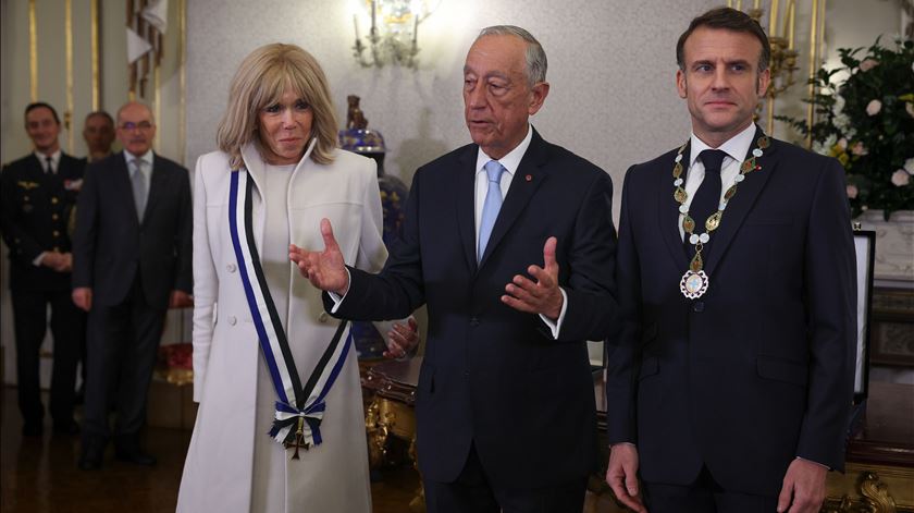 Marcelo condecorou Macron e a esposa no Palácio de Belém. Foto: Miguel A. Lopes/Lusa