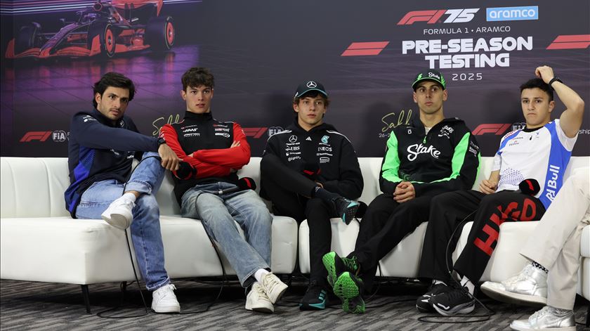Sentados depois de Carlos Sainz Jr. estão quatro dos estreantes de 2025: Oliver Bearman, Kimi Antonelli, Gabriel Bortoleto e Isack Hadjar. Foto: Ali Haider/EPA