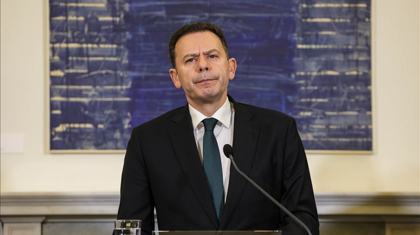 "Estou bem, foi uma arritmia cardíaca". Montenegro deixa hospital