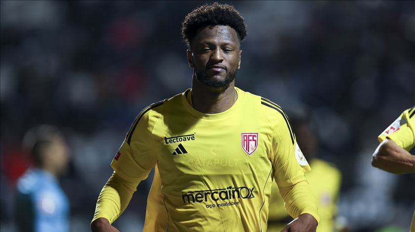 Penálti aos 90+6 tira AVS da posição de “play-off”