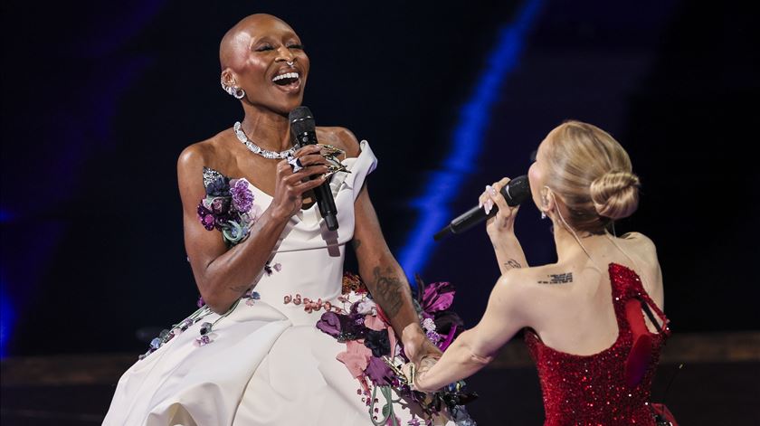 Cynthia Erivo e Ariana Grandena fazem medley de "Wicked" na 97.ª cerimónia dos Óscares Foto: Allison Dinner/EPA