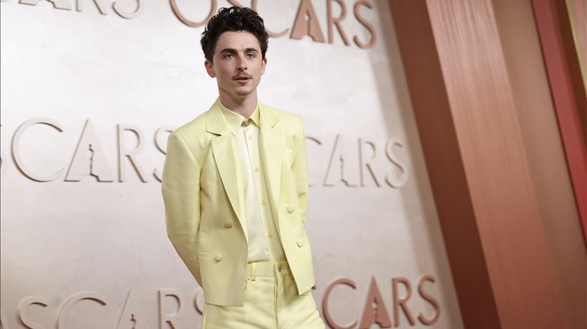 Timothée Chalamet usou um terno amarelo, para homenagear Bob Dylan, quem interpreta no filme "A Complete Unknown". Foto: David Swanson/EPA