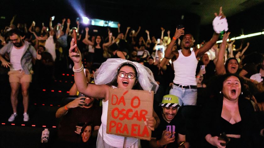 Brasileiros comemoram o Oscar por “Ainda Estou Aqui”. Foto: Isaac Fontana/EPA