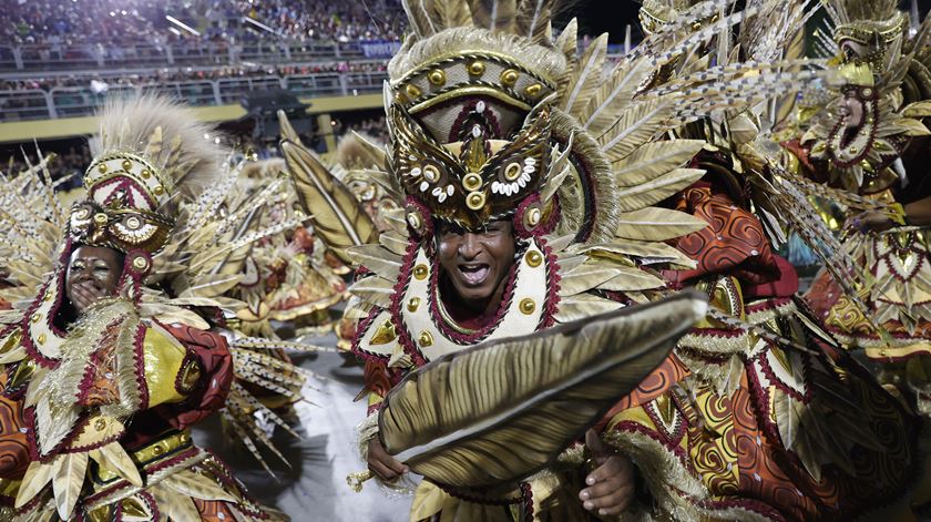 Passaram pela passarela do sambódromo cerca de 36 mil sambistas. Foto: Andre Coelho/EPA