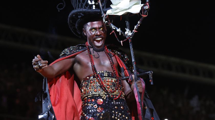 Nos carros alegóricos alternou-se figuras de santos africanos e cristãos. Foto: Andre Coelho/EPA