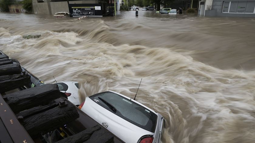 Argentina. Chuvas torrenciais matam pelo menos 13 pessoas em Bahia Blanca, perto de Buenos Aires. Foto: Pablo Presti/EPA