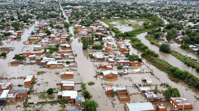 Argentina. Chuvas torrenciais matam pelo menos 13 pessoas em Bahia Blanca, perto de Buenos Aires. Foto: Pablo Presti/EPA