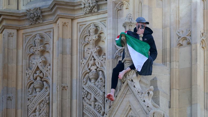 ​Homem escala Big Ben a agitar bandeira palestiniana. Foto: Andy Rain/EPA