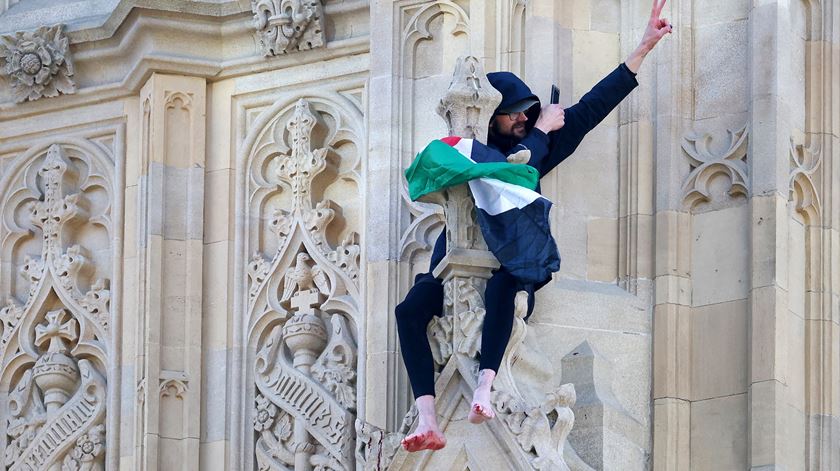 ​Homem escala Big Ben a agitar bandeira palestiniana. Foto: Andy Rain/EPA