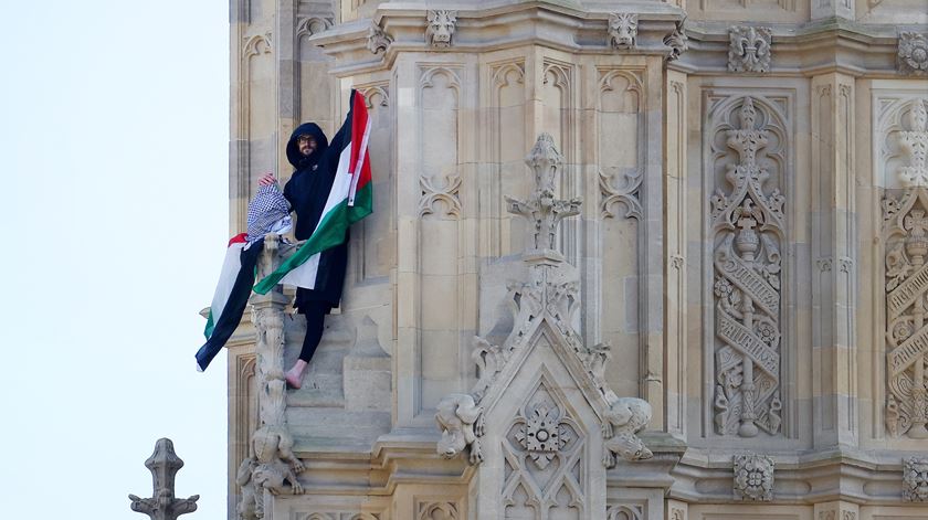 ​Homem escala Big Ben a agitar bandeira palestiniana. Foto: Andy Rain/EPA