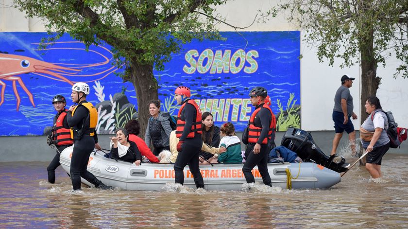 Argentina. Chuvas torrenciais matam pelo menos 13 pessoas em Bahia Blanca, perto de Buenos Aires. Foto: Pablo Presti/EPA