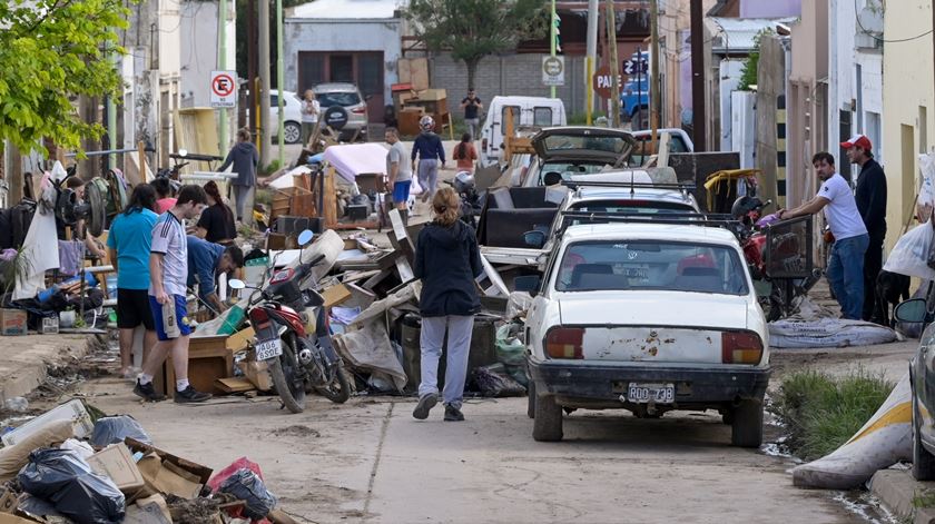 Argentina. Chuvas torrenciais matam pelo menos 13 pessoas em Bahia Blanca, perto de Buenos Aires. Foto: Pablo Presti/EPA