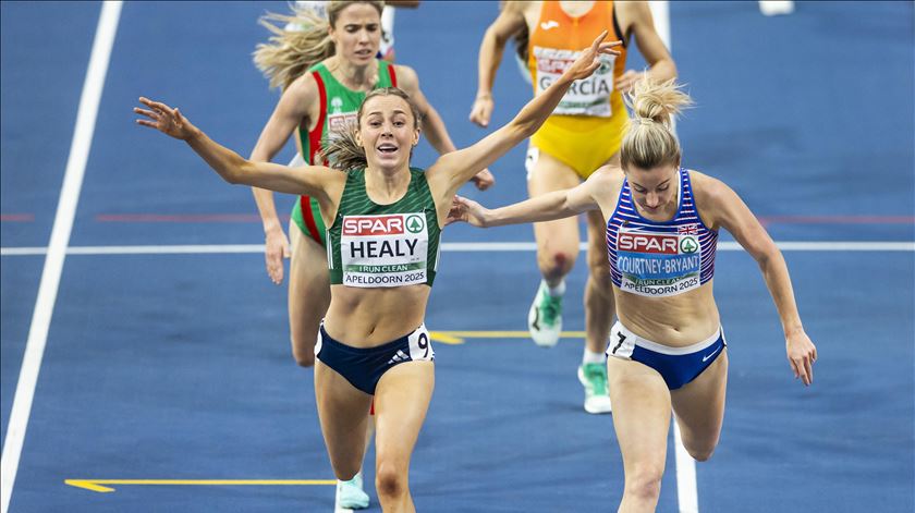 Sarah Healy vence os 3000m e Salomé Afonso é terceira. Apeldoorn 2025. Foto: Iris Van Den Broek/EPA