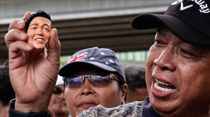 Famílias das vítimas da guerra antidroga celebram detenção de ex-Presidente filipino