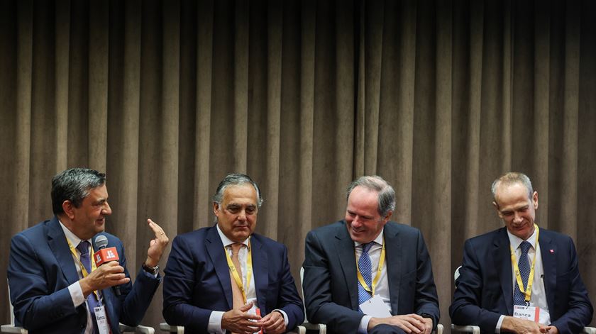 Maiores bancos com lucros de 2.608 milhões, mesmo com descida dos juros