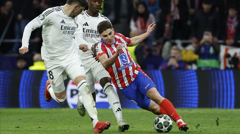 UEFA garante que houve segundo toque no penálti de Alvarez, mas admite rever lei