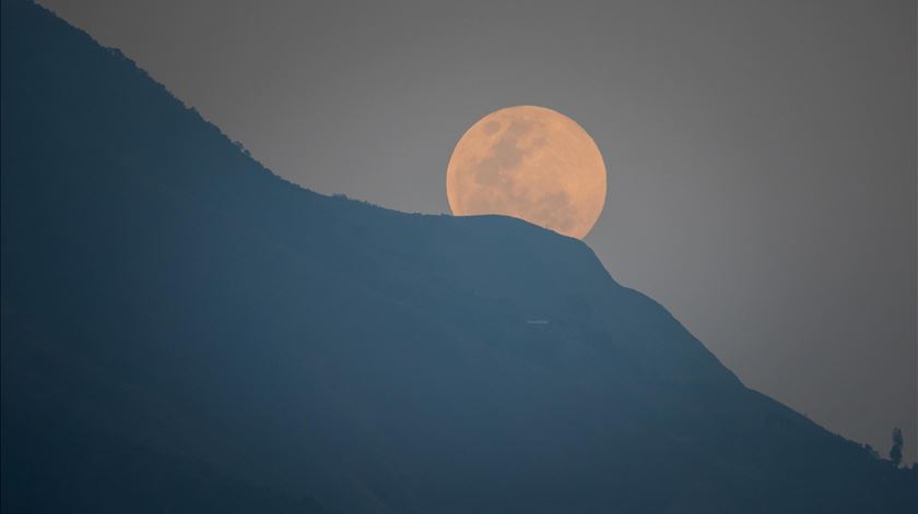 Lua vermelha em Caracas. Foto: Miguel Gutierrez/EPA