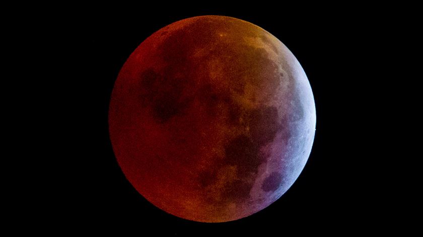 A chamada "Lua do Verme do Sangue" durante um eclipse lunar total visto de Havana, Cuba, no início de 14 de março de 2025. De acordo com o Serviço Nacional de Meteorologia dos EUA (NWS), um eclipse lunar total ocorre quando toda a lua passa para a sombra umbral da Terra.  Foto: EPA/ERNESTO MASTRASCUSA