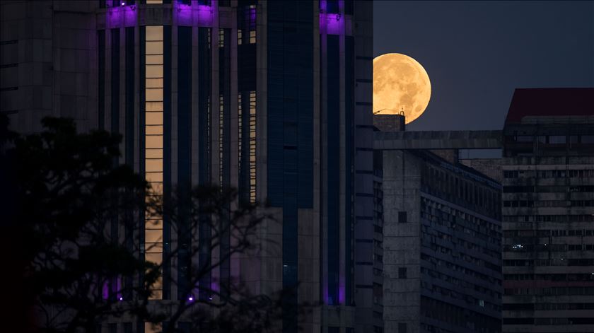  A lua cheia é vista atrás da Torre CN durante um eclipse lunar "Lua de Sangue" em Toronto, Ontário, Canadá, 14 de março de 2025. Foto:REUTERS/Arlyn McAdorey